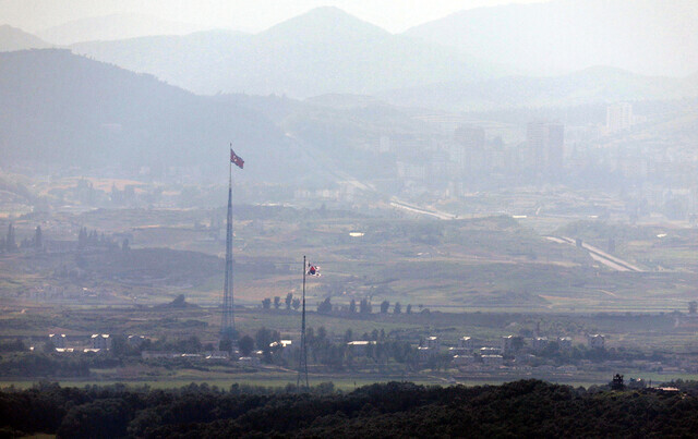 The flags of North and South Korea fly along the respective sides of the border on June 2, 2024. (Kim Hye-yun/The Hankyoreh)