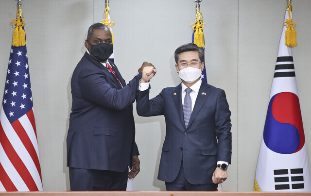 South Korean Defense Minister Suh Wook and US Secretary of Defense Lloyd Austin bump elbows for the media before their meeting Wednesday at the defense ministry in Seoul. (photo pool)