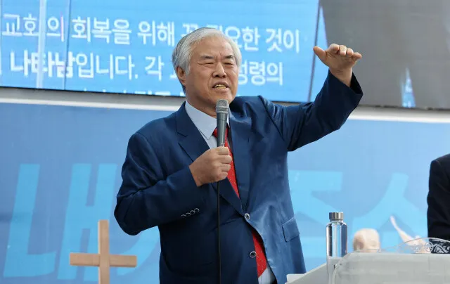 전광훈, ‘100억대 불법 정치자금 의혹' 피의자 조사