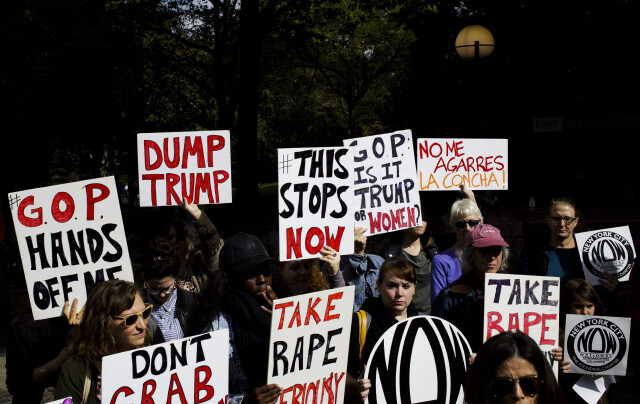 지난 10월 12일 미국 뉴욕에서 시민들이 성추행 혐의, 성차별적 발언 등으로 구설에 오른 대선 후보 트럼프를 비판하는 집회를 열고 있다. EPA