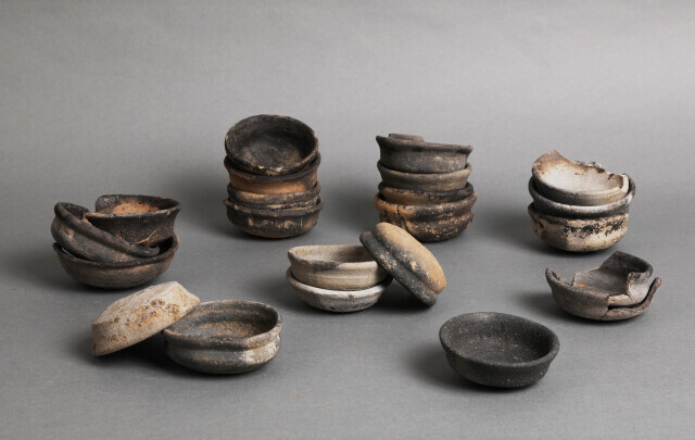 Lamps made during Unified Silla unearthed in an area near Hwangyong Temple in Gyeongju. (provided by the Gyeongju National Research Institute of Cultural Heritage)