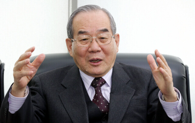 Lim Dong-won, who formerly served as unification minister in South Korea, speaks to the Hankyoreh in this undated file photo. (Hankyoreh file photo)