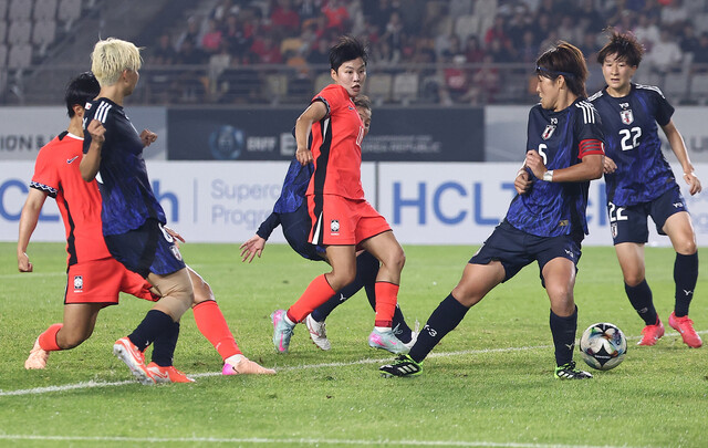 Jung Da-bin (left left) scored an equalizer in the second half of the 41st minute in the 2025 East Asian Football Federation (EAFF) E-1 Championship (East Asian Cup). Yonhap News