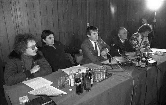 1983년 2월 요슈카 피셔(왼쪽 두 번째) 등 독일 녹색당의 주요 활동가들이 기자회견을 하고 있다. 독일 연방 문서보관소