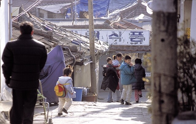 학부모의 교육 선택권을 중시하는 사이 국가는 공교육의 책임을 부모에게 떠넘겼다. 부모 소득에 따른 교육 격차가 심화된 1차 원인은 의무교육조차 제대로 책임지지 않은 국가에 있다. 한겨레