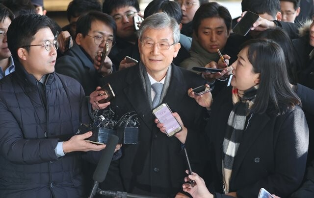 고영한 전 대법관이 2018년 11월19일과 23일 검찰 수사를 받기 위해 출석하고 있다. 한겨레 신소영 기자