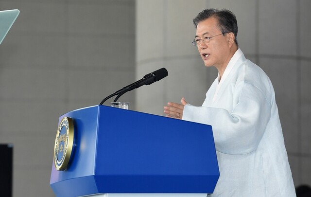 문재인 대통령이 8월15일 충남 천안시 독립기념관에서 74주년 광복절 경축사를 하고 있다. 청와대사진기자단