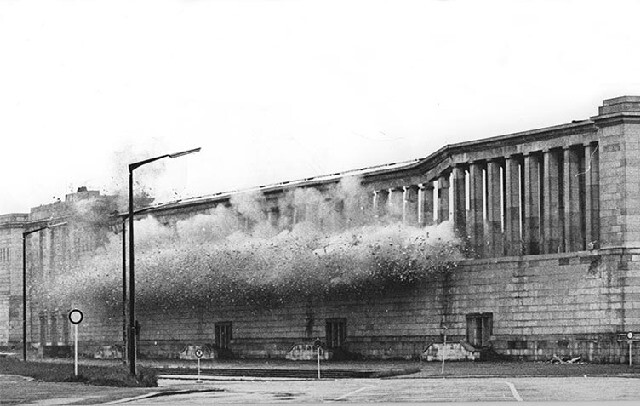 뉘른베르크 체펠린 연설장에서 회랑과 연단의 독수리 상징 등이 폭파·철거되고 있다. 위키피디아