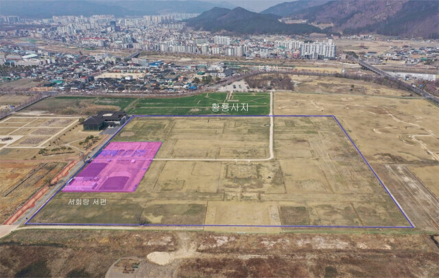 In this aerial view of the temple site, the area in purple shows the western side of the west corridor, where the lanterns were found. (provided by the Gyeongju National Research Institute of Cultural Heritage)