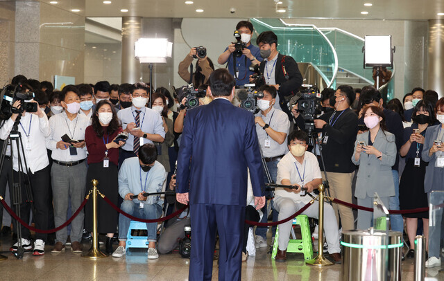 President Yoon Suk-yeol fields questions from the press while heading into the presidential office in Yongsan on Sept. 26. (presidential pool photo)