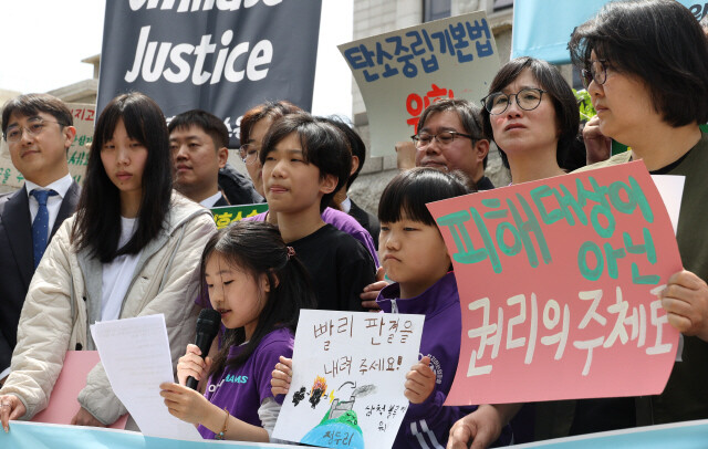 기후위기 헌법소원 첫 공개변론이 열린 2024년 4월23일 서울 종로구 헌법재판소 앞에서 청소년기후행동 등 기후소송 원고 단체 활동가와 공동 대리인단이 연 기자회견. 한겨레 김정효 기자 hyopd@hani.co.kr