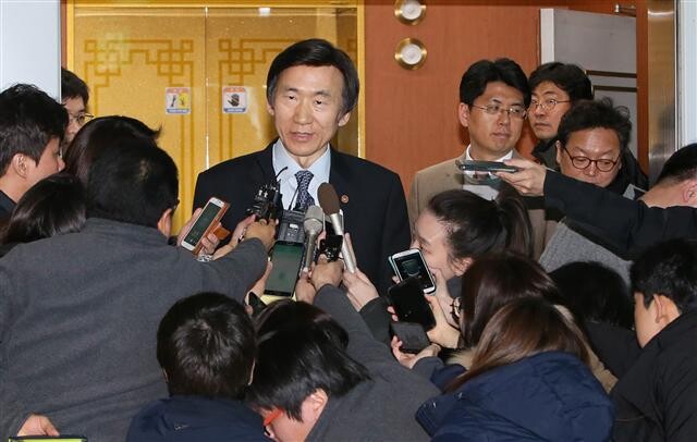 South Korean Minister of Foreign Affairs Yun Byung-se responds to journalists’ questions upon leaving the Ministry of Foreign Affairs building