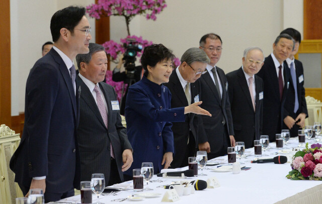 박근혜 대통령이 2015년 2월24일 ‘문화체육 활성화’를 위한 기업인 오찬 간담회에서 참석자들에게 자리에 앉으라고 권하고 있다. 왼쪽부터 이재용 삼성전자 부회장, 구본무 LG그룹 회장, 박 대통령, 박용현 두산연강재단 이사장, 정의선 현대자동차그룹 부회장, 손경식 CJ그룹 회장. 청와대사진기자단