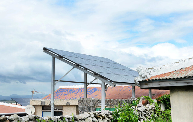 A solar panel installed at a private residence. (Hankyoreh file photo)