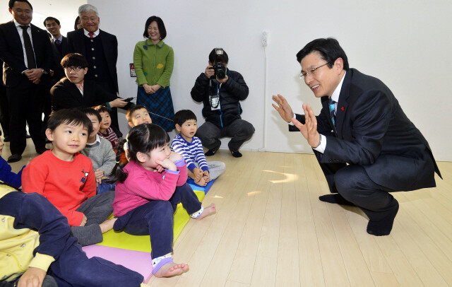 황교안 대통령 권한대행 겸 국무총리의 행보가 아리송하다. 대선 출마 여부엔 침묵하면서, 행보는 대선 주자를 방불케 한다. 1월20일 경기도 파주의 중소기업 공동직장어린이집을 방문한 황 권한대행. 청와대사진기자단