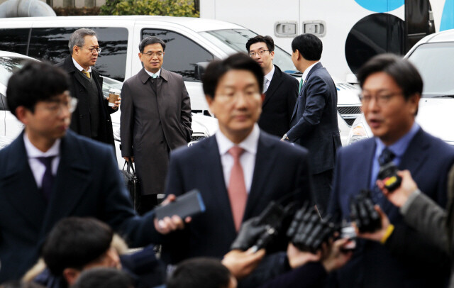 권성동 국회 탄핵소추위원장(앞줄 가운데)을 포함한 국회 대리인단과 이중환 변호사 등 박근혜 대통령 대리인단의 모습(뒷줄). 사진공동취재단