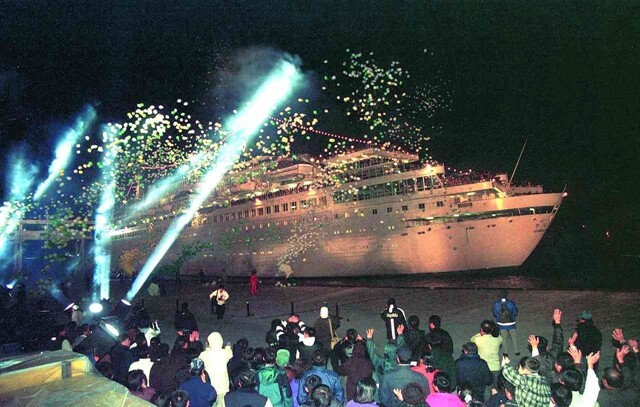 반세기 분단의 아픔을 딛고 북녘 땅 금강산 관광길에 나선 ‘현대 금강호’가 1998년 11월18일 오후 동해항 부두에서 시민들의 환송을 받으며 출항하고 있다. 한겨레 자료