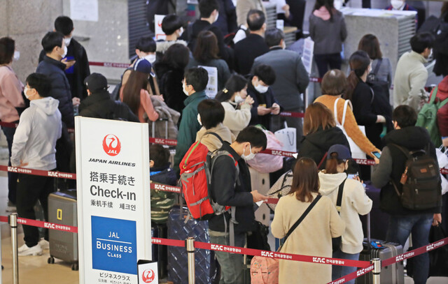 일본 입국자에 대한 2주간의 격리조치가 시행되기 하루 전인 8일 오전 김포공항 국제선청사에 일본으로 가는 승객들이 몰려 탑승 수속을 하고 있다. 연합뉴스