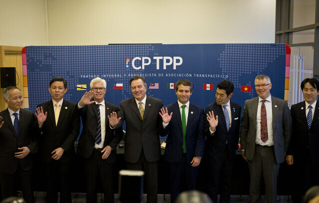 Representatives of Comprehensive and Progressive Agreement for Trans-Pacific Partnership (CPTPP) member countries pose for a photo while gathered for a meeting in Santiago, Chile, in May 2019. (AP/Yonhap News)