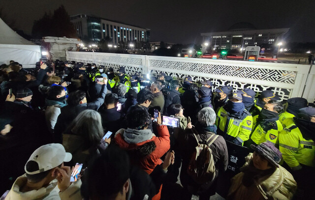 윤석열 대통령이 비상계엄을 선포한 지난 3일 밤 서울 여의도 국회 앞을 경찰이 통제하고 있다. 백소아 기자 thanks@hani.co.kr