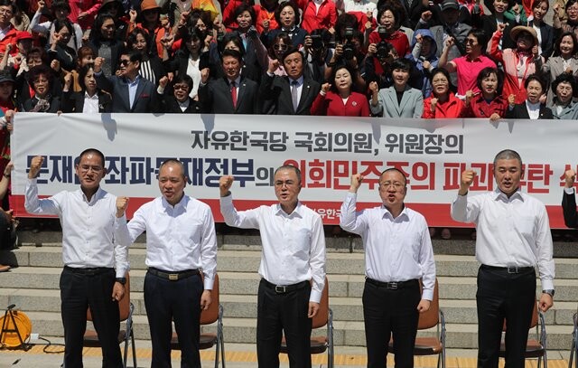 5월2일 국회에서는 국회의원 4명과 지역위원장 1명이 문재인 정부를 규탄하며 삭발했다. 한겨레 강창광 기자