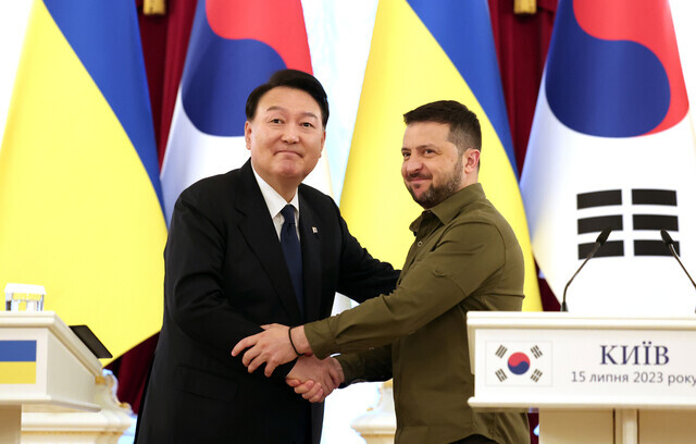 President Yoon Suk-yeol shakes hands with President Volodymyr Zelenskyy of Ukraine following their joint address to the press following a summit in Kyiv on July 15. (courtesy of the presidential office)