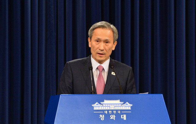 김관진 청와대 국가안보실장이 8월25일 새벽 청와대 춘추관에서 남북 고위급 접촉 합의 내용을 발표하고 있다. 청와대사진기자단