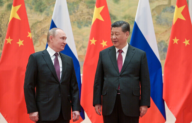Russian President Vladimir Putin speaks to Chinese leader Xi Jinping in Beijing on Feb. 4, 2022. (TASS/Yonhap News)