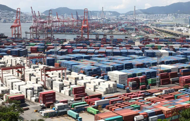 South Korean exports from September 1 to 10 once again reached a record high for that period. Semiconductor exports alone totaled $16.5 billion, setting a new record for the same period. The Korea Customs Service provisionally estimated that exports from September 1 to 10 totaled $35 billion, up 82.6% from the same period a year earlier.
