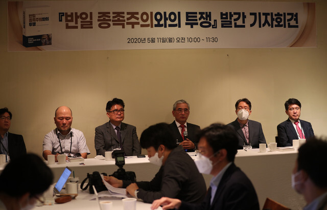 The authors of the book “The Battle with Anti-Japanese Tribalism” hold a press conference on May 11. (Lee Jong-keun, staff photographer)
