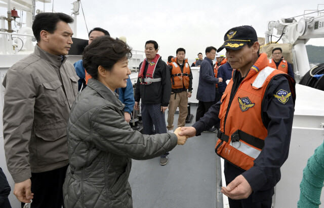 2014년 5월4일 박근혜 대통령이 전남 진도 해상에서 세월호 사고 실종자를 수습하는 해양경찰을 격려하고 있다. 청와대사진기자단