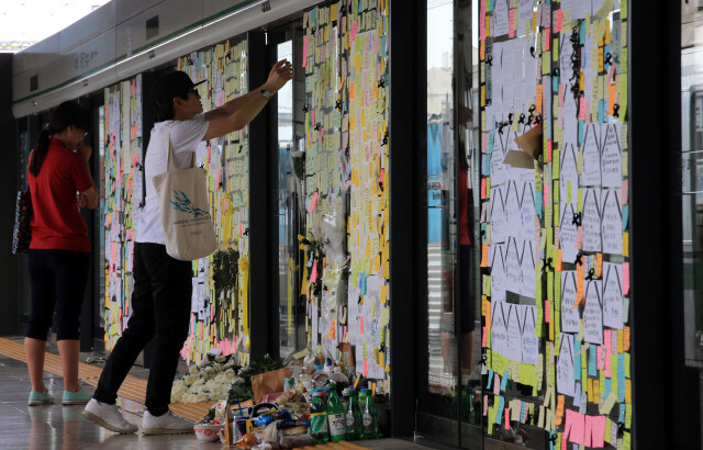 시민들이 서울 지하철 2호선 구의역 승강장에 숨진 ‘김군’을 추모하며 포스트잇을 붙이고 있다. 한겨레 김태형 기자