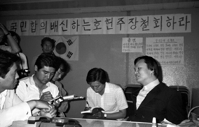 1987년 6월 항쟁 당시 인명진 민주헌법쟁취 국민운동본부 대변인이 서울 명동성당에서 기자회견을 하고 있다. 박용수 민주화운동기념사업회