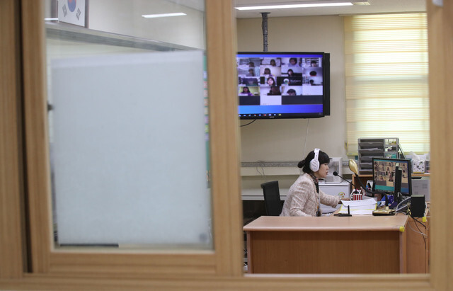 A teacher at an elementary school in Seoul’s Mapo District holds online classes on Apr. 16. (Baek So-ah, staff photographer)