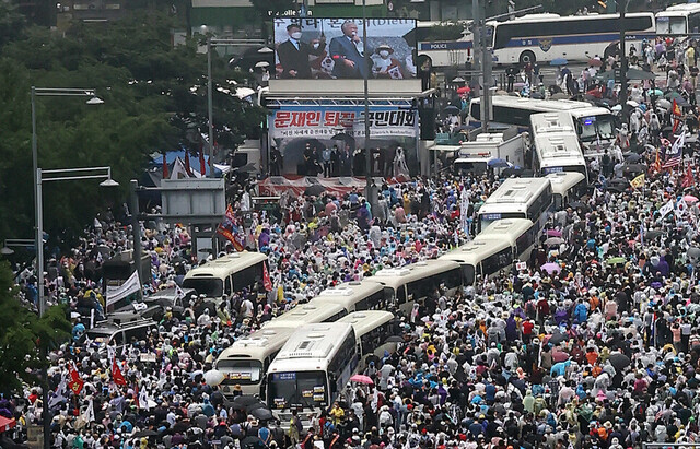 Jun Kwang-hoon, head pastor at Sarang Jeil Church, leads a rally in Seoul’s Gwanghwamun Square on Aug. 15 in violation of disease prevention measures. (Yonhap News)
