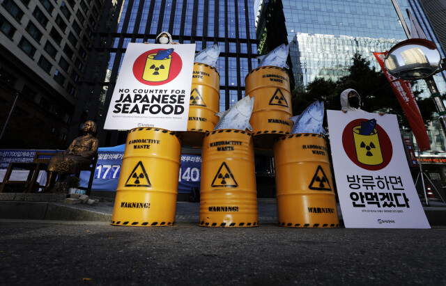 Civic groups like the Federation of Environmental Movements are always campaigning in front of the Japanese embassy in Seoul on the 9th to avoid releasing contaminated water.