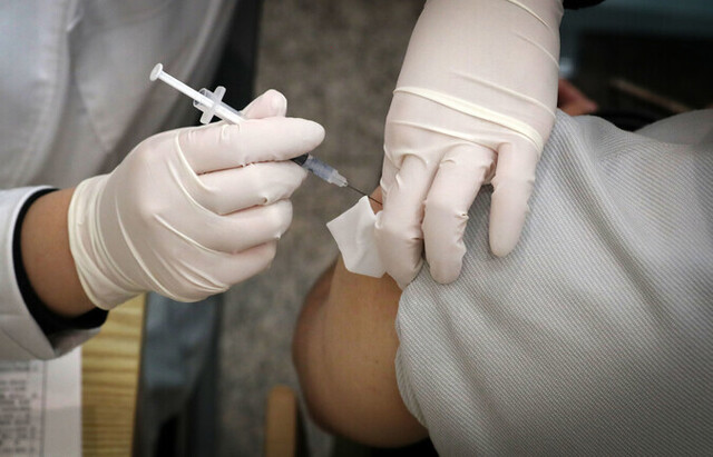 지난 10월 서울 용산구 예방접종센터에서 한 시민이 화이자 백신을 맞고 있다. 김혜윤 기자 unique@hani.co.kr