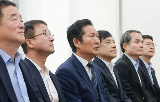 민주 '8·17 전대' 공식화...'6·3 책임론' 신경전 가열 - 뉴스 썸네일 이미지
