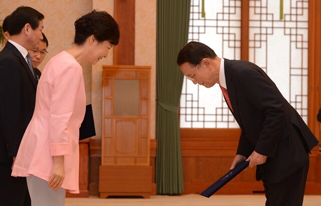 2013년 8월8일 박근혜 대통령이 김기춘 신임 대통령 비서실장에게 임명장을 수여하고 있다. 청와대사진기자단