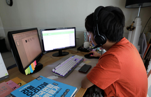 A student in his third year of high school begins the spring semester online at home on Apr. 9. (Lee Jong-keun, staff photographer)