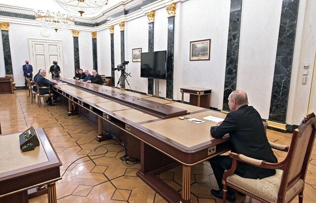 블라디미르 푸틴 러시아 대통령이 28일(현지시각) 모스크바의 크렘린궁에서 경제 대책회의를 주재하고 있다. 러시아 정부는 이날 우크라이나 침공을 둘러싼 서방의 제재를 이겨낼 수 있다는 입장을 밝혔다. 크렘린궁 제공. 모스크바/AFP 연합뉴스