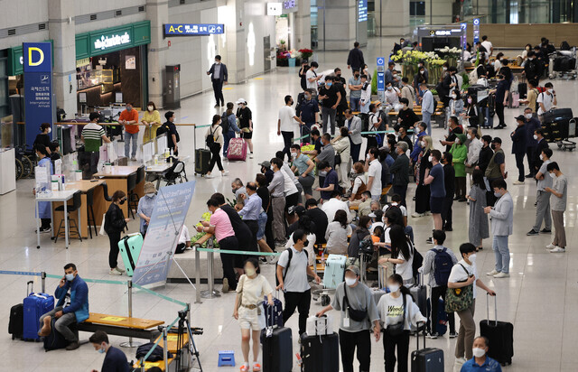 The arrivals area of Incheon International Airport bustles with travelers. (Yonhap News)