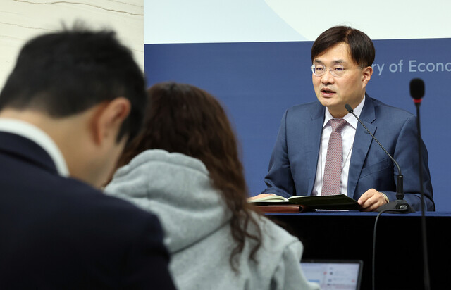 김귀범 기획재정부 경제분석과장이 13일 오전 정부세종청사에서 2024년 12월 최근 경제동향에 관해 설명하고 있다. 연합뉴스
