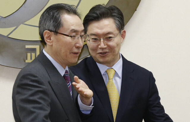 South Korean Special Representative for Korean Peninsula Peace and Security Affairs Hwang Joon-kook escorts Chinese Special Representative for Korean Peninsula Affairs Wu Dawei to his seat at the Ministry of Foreign Affairs in Seoul