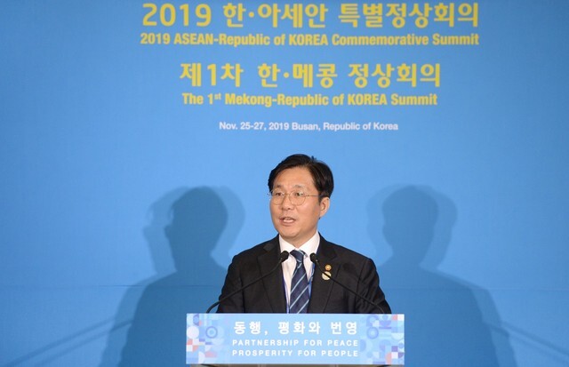South Korean Minister of Trade, Industry, and Energy Sung Yun-mo holds a press briefing regarding the South Korea-Mekong summit in Busan on Nov. 25. (provided by MOTIE)