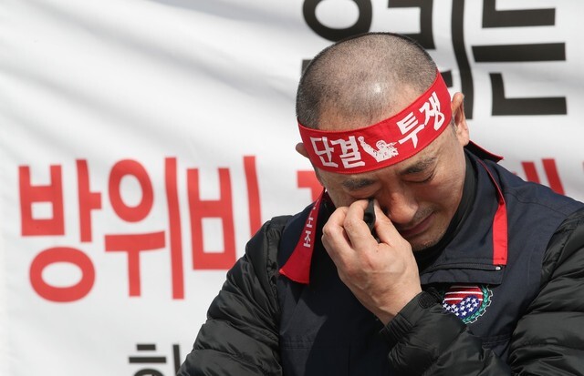 Choi Eung-sik, head of the labor union representing South Korean employees of US Forces Korea, calls for improvements in the South Korea-US defense cost-sharing negotiations in front of the Blue House on Mar. 25. (Yonhap News)