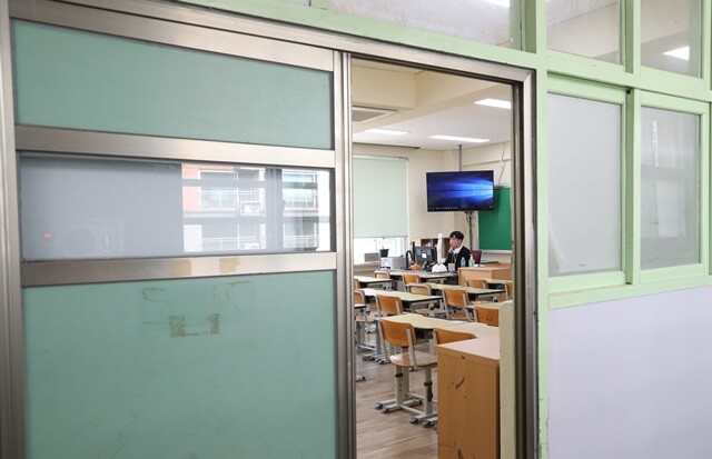 4월16일 서울 마포구의 한 초등학교에서 교사가 원격수업을 하고 있다. 한겨레 백소아 기자