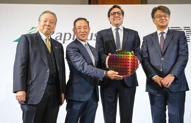 Atsuyoshi Koike, president and CEO of Rapius (second from left), and IBM Senior Vice President Dario Gil pose for a photo after inking an agreement for cutting-edge chip development in Tokyo in January 2023. (Yonhap)