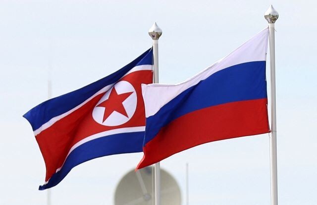 북한(왼쪽)과 러시아의 국기가 나란히 펄력이고 있다. 한겨레 자료사진