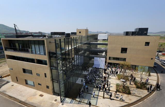  Gyeonggi Province opened on Apr. 30. The structure was designed by architect Seung H-Sang featuring offices